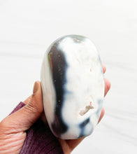 Load image into Gallery viewer, Orca Agate • Freeform
